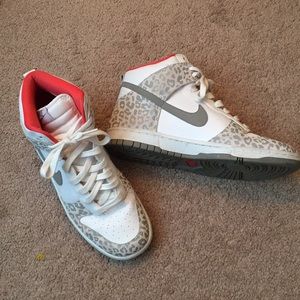 Women’s Nike sneakers
